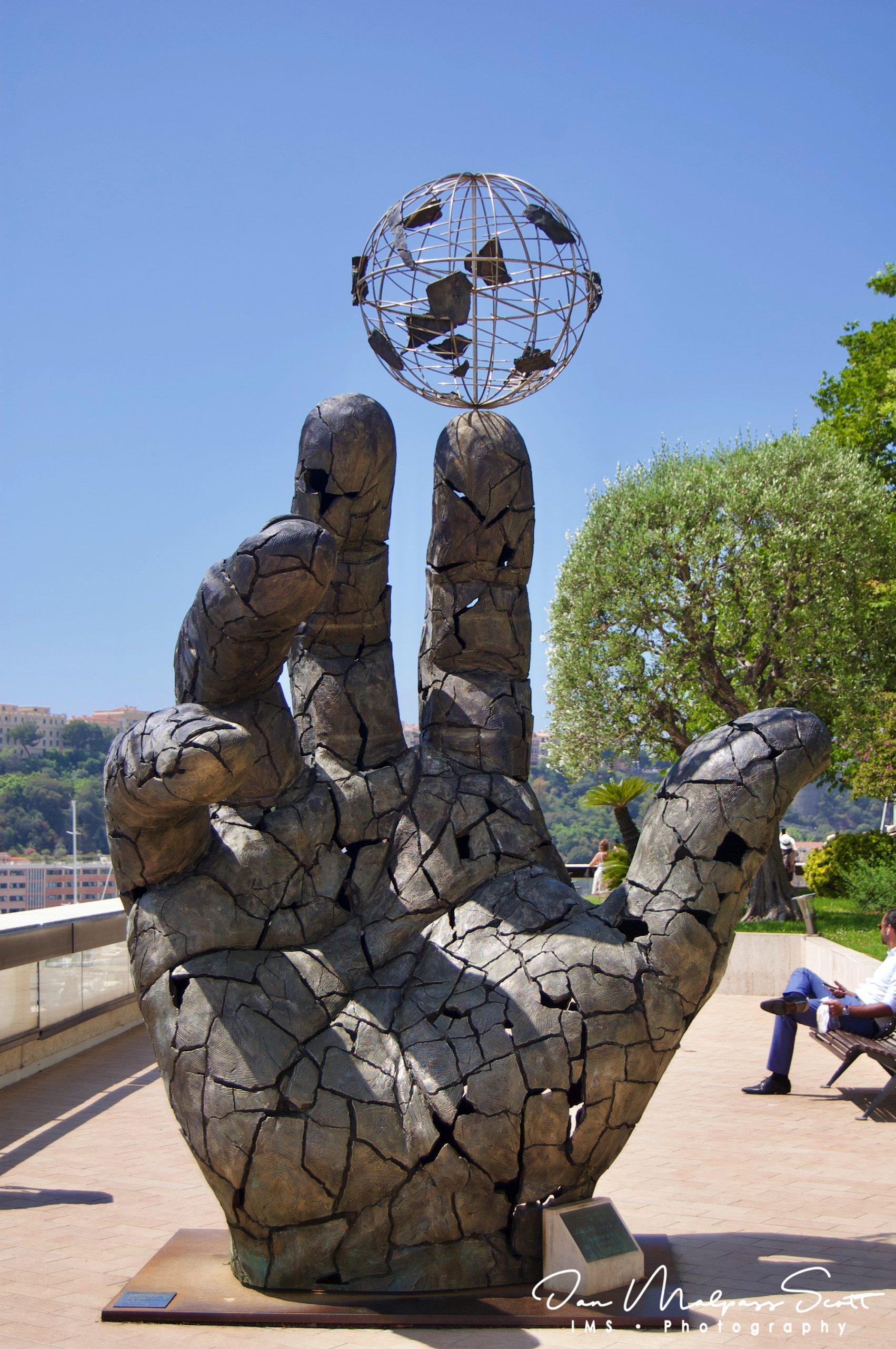 “La Main Divition III Ludus”