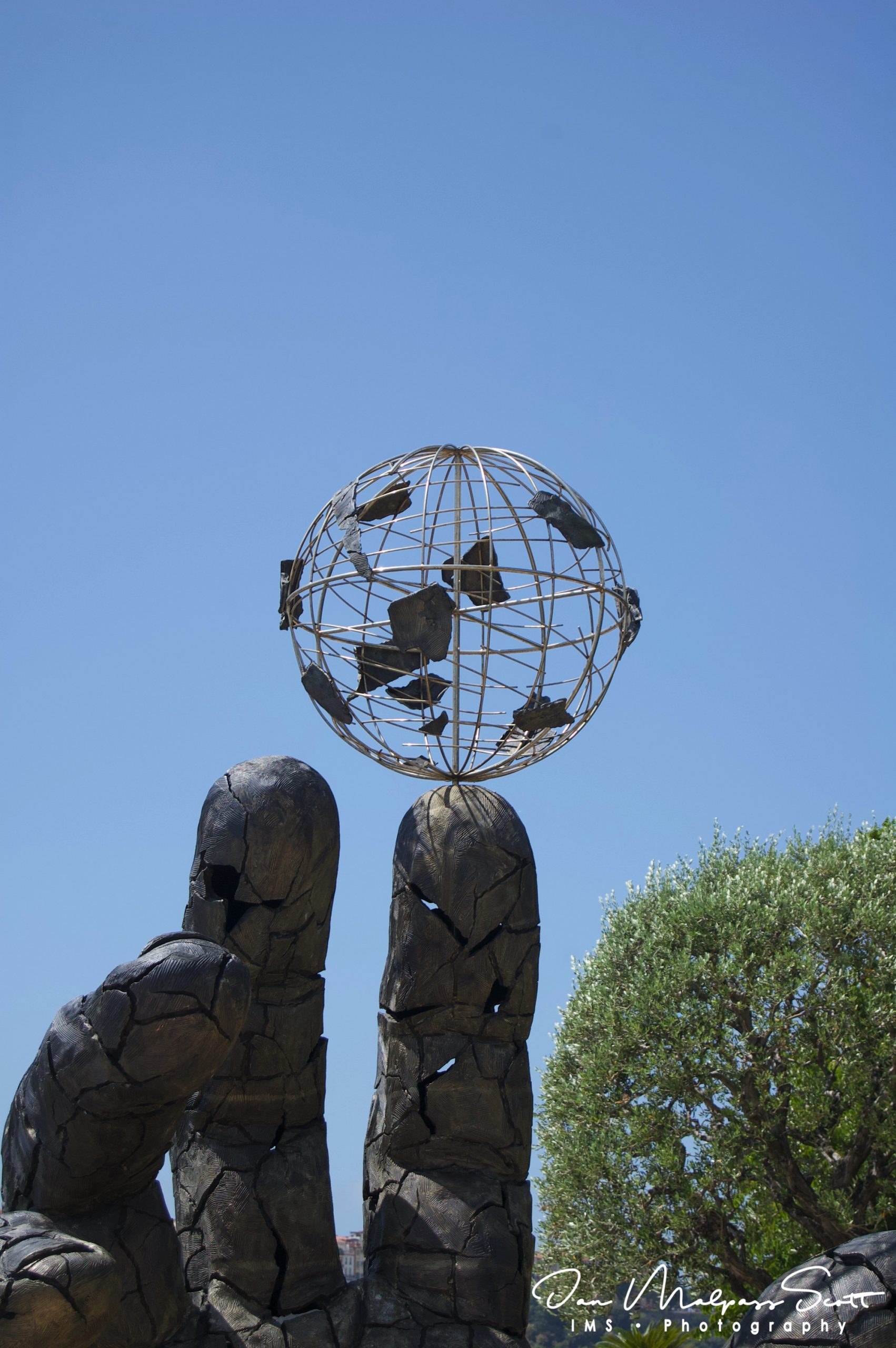 “La Main Divition III Ludus”